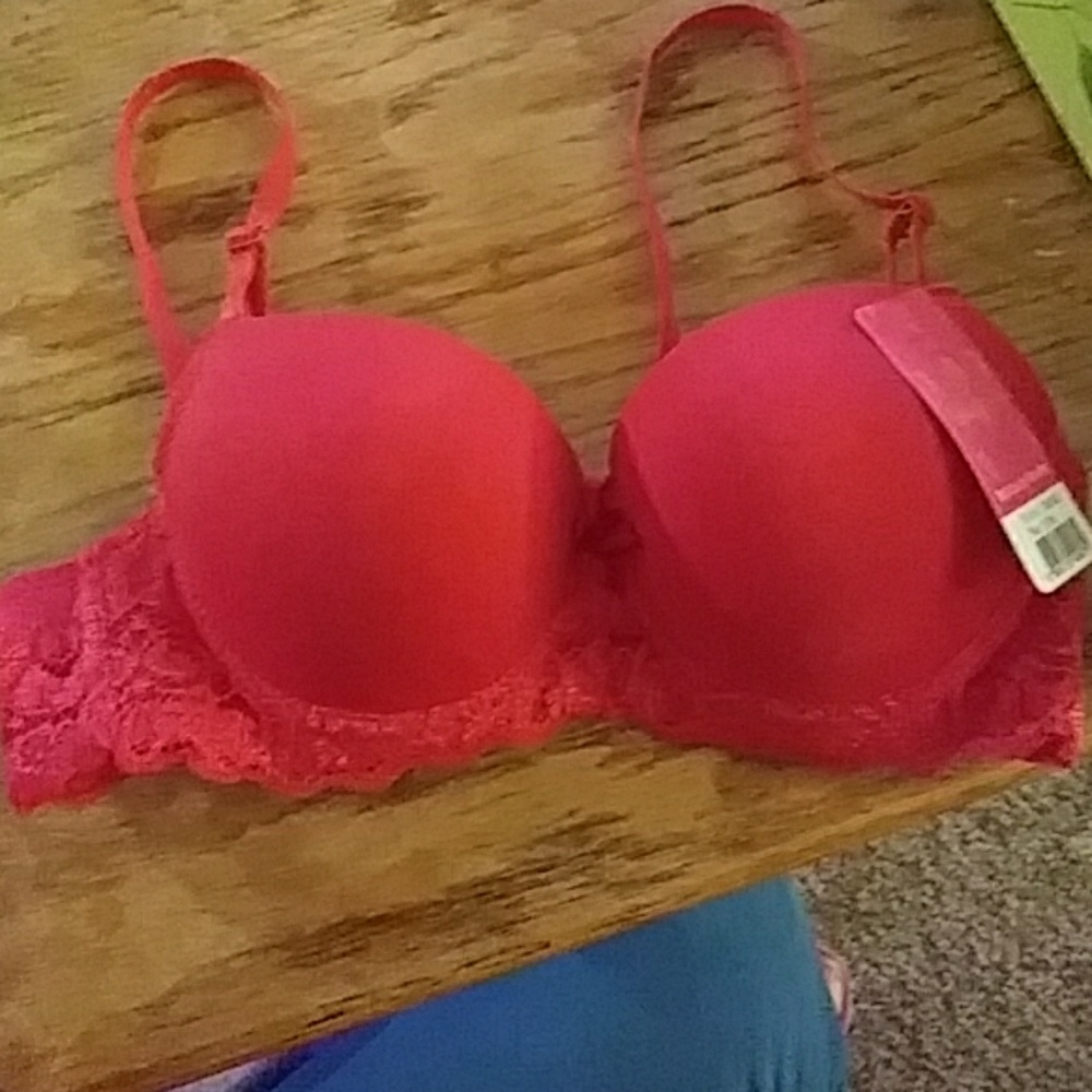 *new Red lacy bra